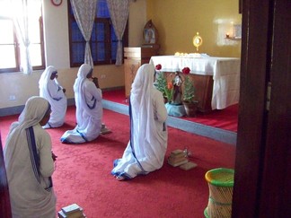 Nuns praying at Mother Teresa Home, Delhi, India.